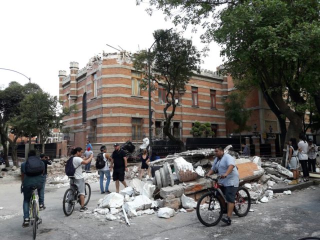 Residents assess the damage to a building in the Roma neighborhood of Mexico City after a magnitude-7.1 earthquake hit the area Sept. 19.(©2017 World Vision/photo by Silvia Correa)