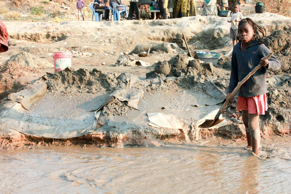 Children mining in Democratic Republic of Congo ©2012 Doudou Kajangu | World Vision.